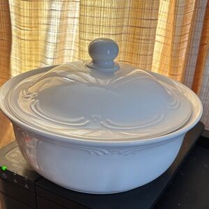 Pfaltzgraff Filigree covered casserole